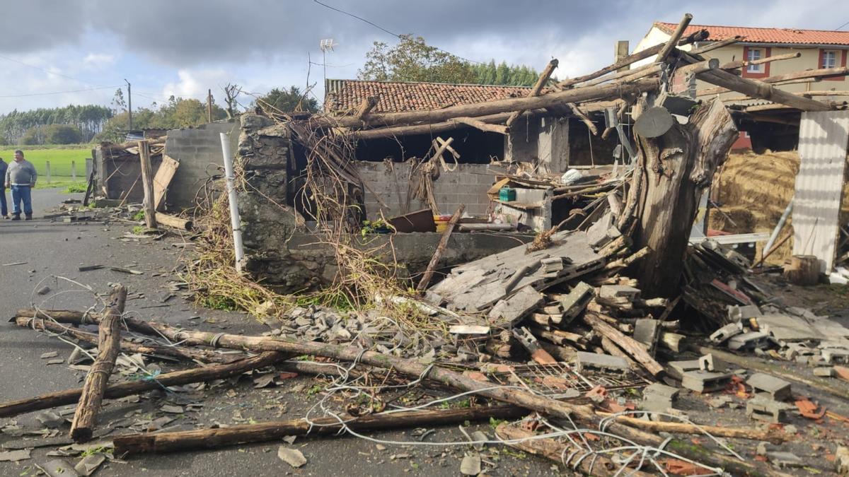 Daños provocados por el tornado en una aldea de Oza-Cesuras