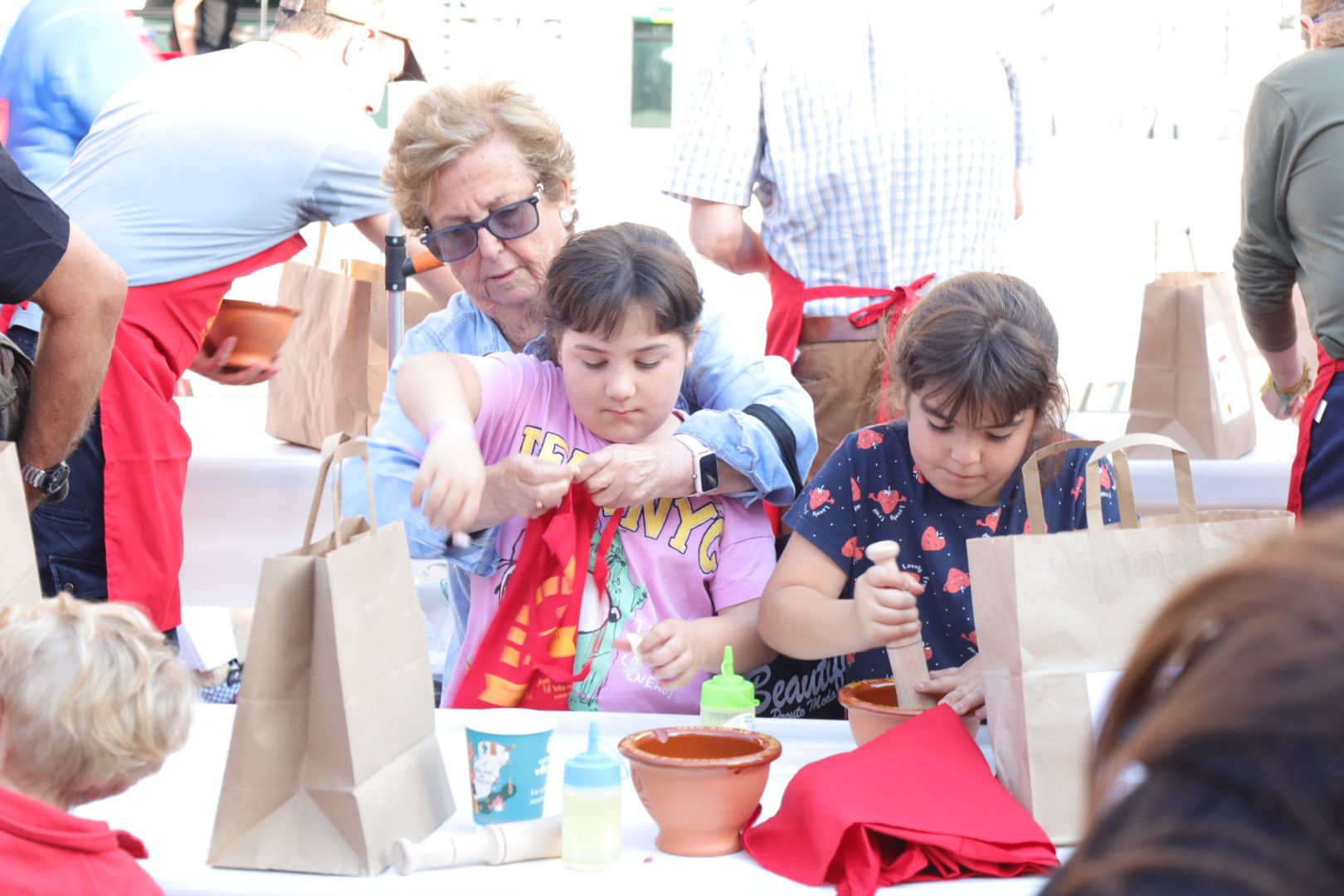 FOTOGALERÍA I Las imágenes de la Nit de la Xulla y del encuentro de elaboración de allioli de las fiestas de Vila-real