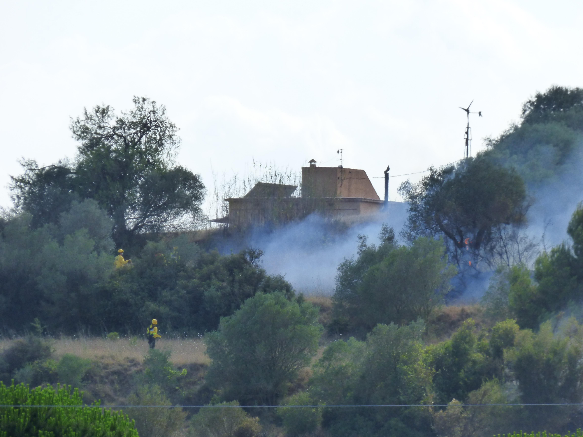 Un incendi ha cremat 3,5 hectàrees al costat de l'Ap7 a Vilafant