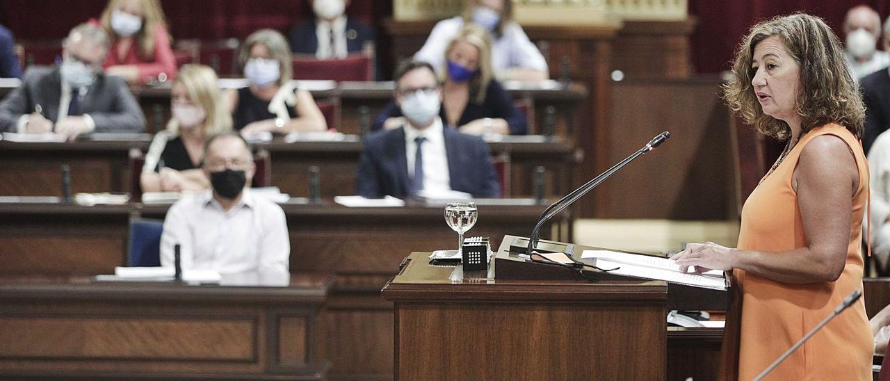 Francina Armengol, durante su discurso de hora y media, con la atenta mirada de la bancada del PP y del portavoz Toni Costa. | MANU MIELNIEZUK