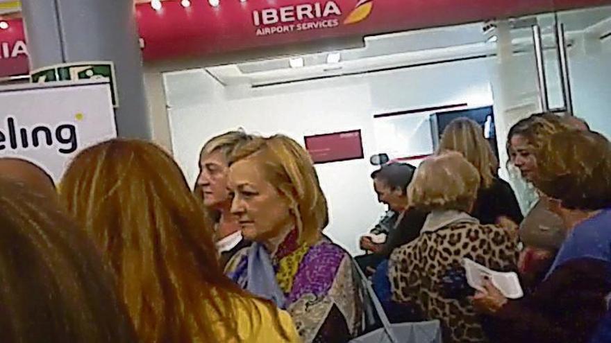 Los viajeros, tras conocer la cancelación de su vuelo.