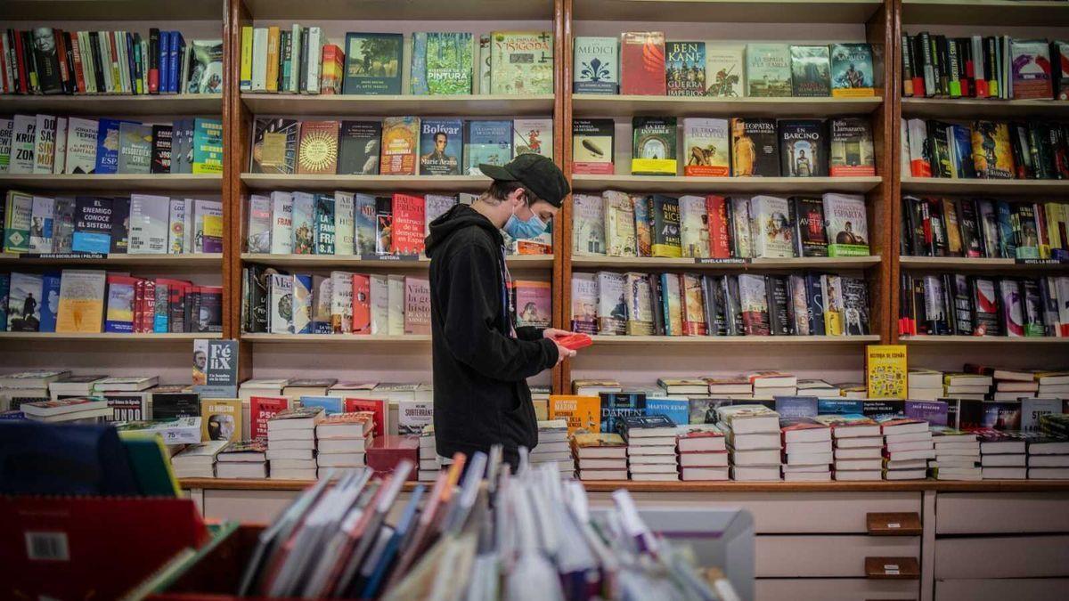 Ein junger Mann in einer Buchhandlung.