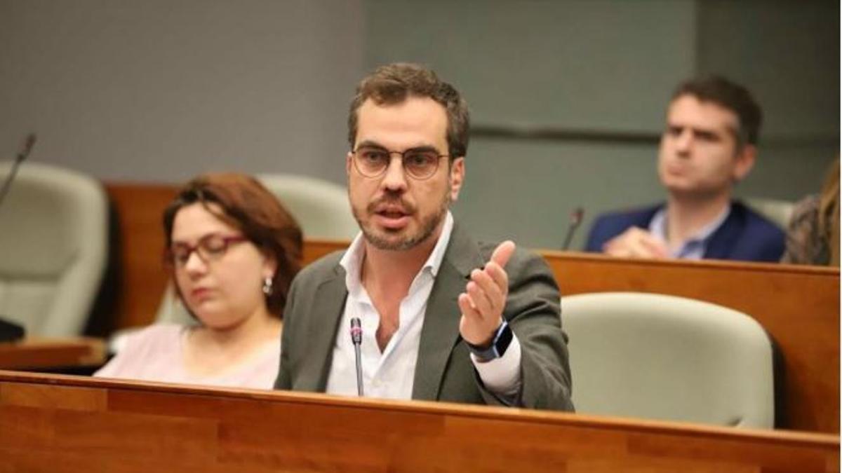 El primer teniente de alcalde de Vox en Torrent, Guillermo Alonso del Real, en un pleno.