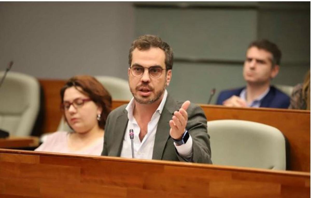 El primer teniente de alcalde de Vox en Torrent, Guillermo Alonso del Real, en un pleno.