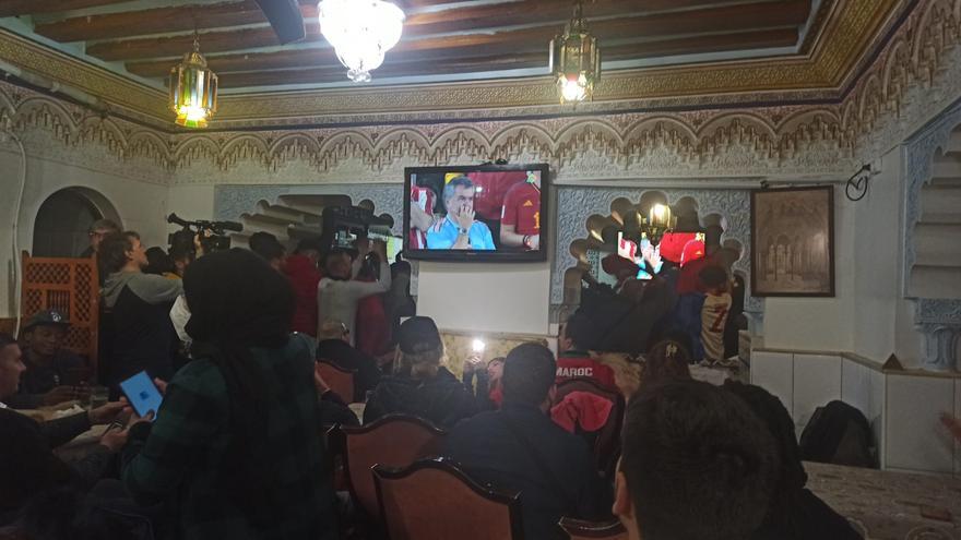 Celebración de los aficionados marroquíes en Al Bahía durante los penaltis.