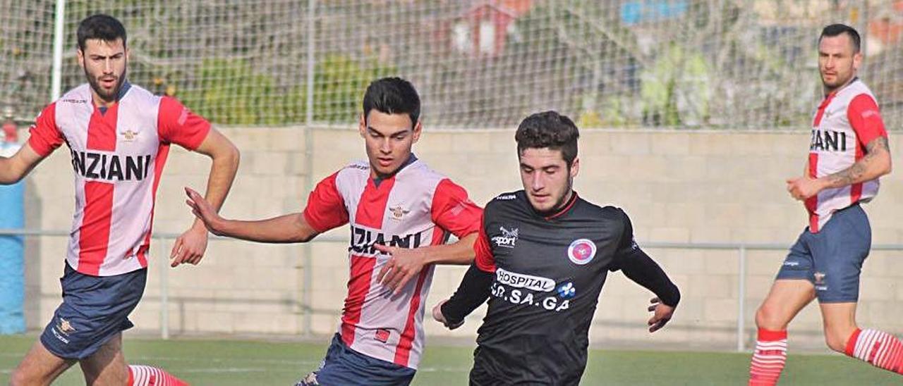 Un partido en 2019, con Abel Martínez, a la izquierda, que regresa al Alondras, y Aitor Díaz, a la derecha, que deja el club cangués. | // Y.S.