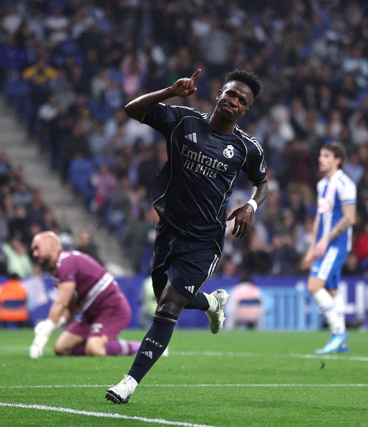 Vinícius liquida l’Espanyol i ajorna la celebració del Barça