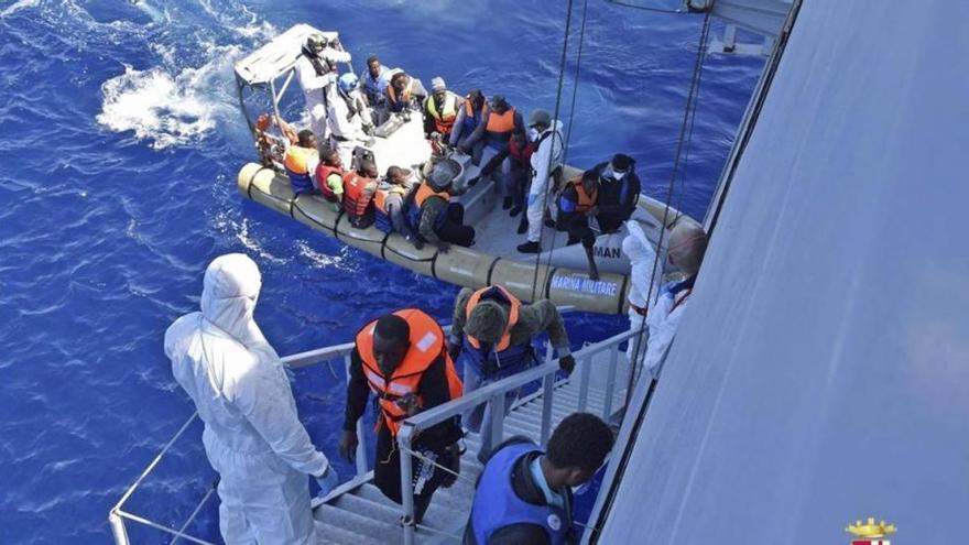 Varios barcos con 400 inmigrantes naufragan en el Mediterráneo