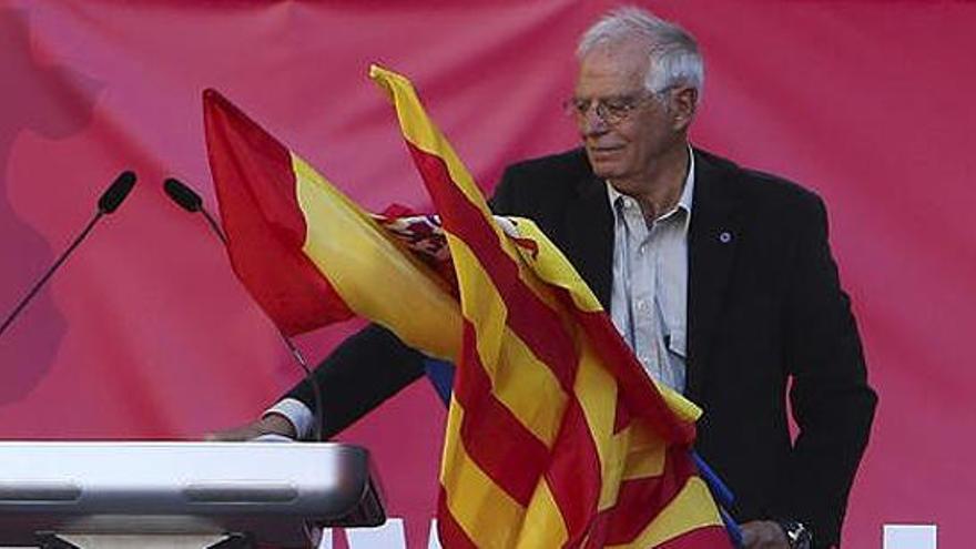 Borrell, en una marcha contra la independencia de Cataluña.