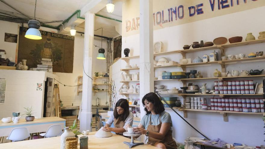 De izquierda a derecha Florencia Hinze y Carmen Sánchez trabajan en unas piezas en el taller Molino de Viento. | | JOSÉ CARLOS GUERRA
