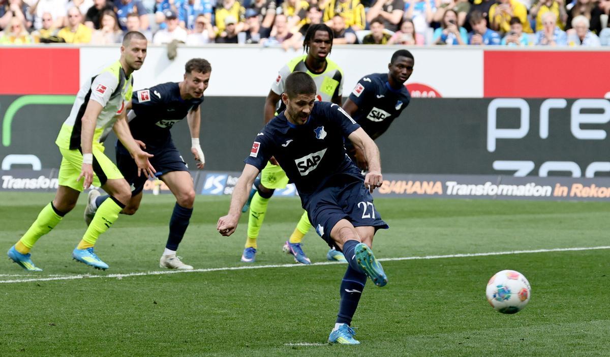Andrej Kramaric, del Hoffenheim, marca de penalti ante el Borussia Dortmund