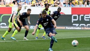 Andrej Kramaric, del Hoffenheim, marca de penalti ante el Borussia Dortmund