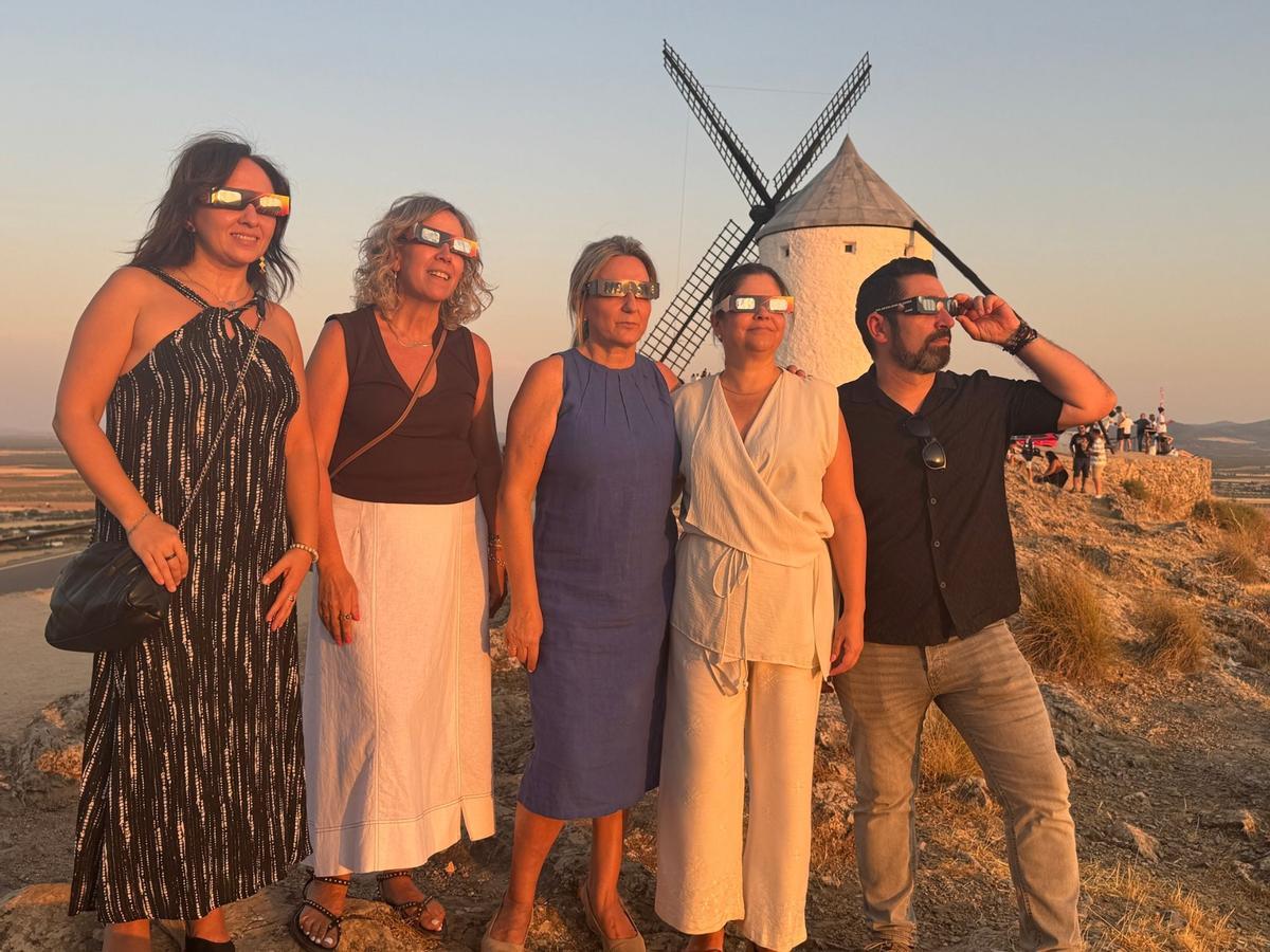 La ministra de Educación, Formación Profesional y Deportes, Milagros Tolón, presencia el eclipse de Sol total desde el Cerro Calderico de Consuegra, en Toledo, a 12 de agosto de 2026 / Imagen: Ministerio de Educación