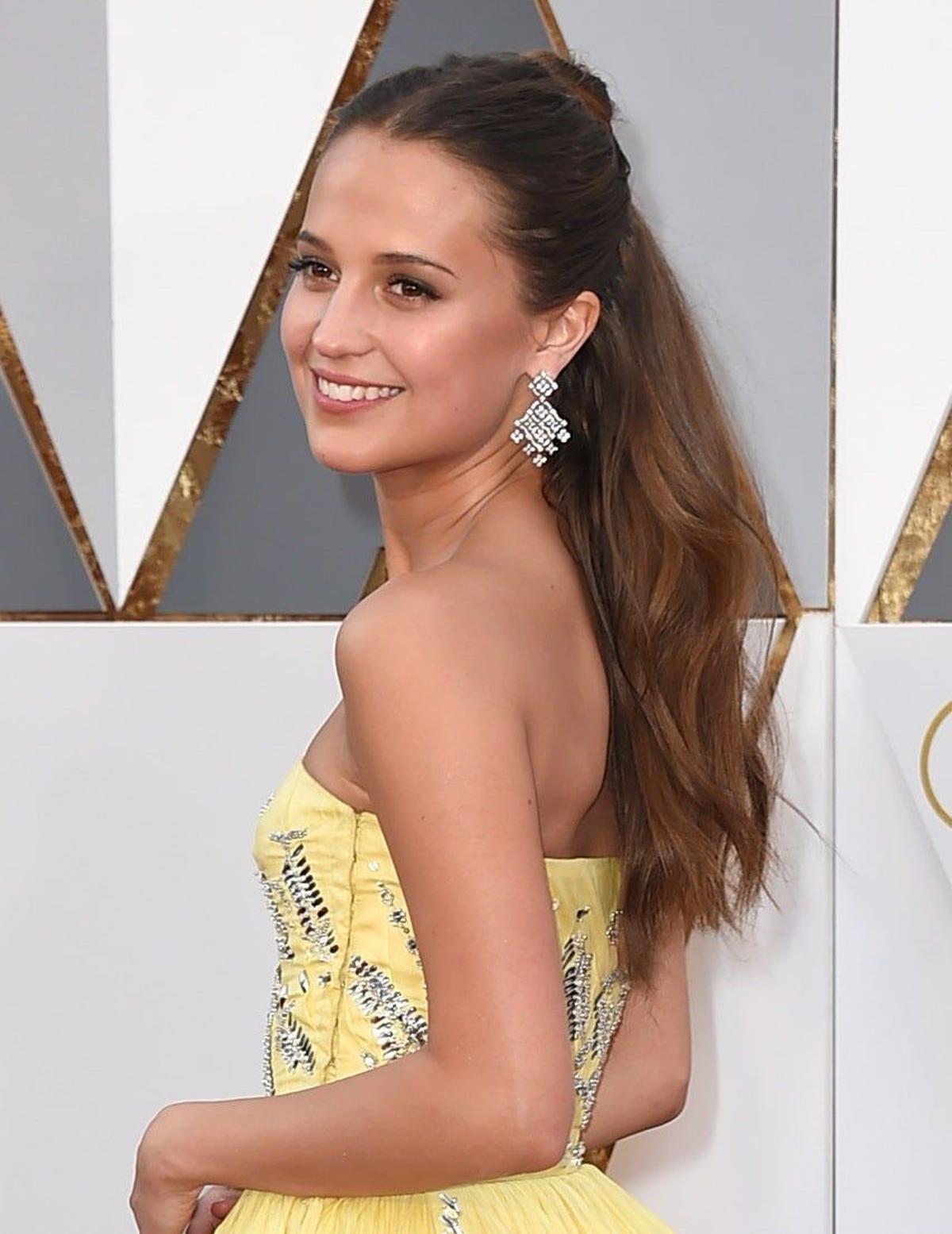 Alicia VIkander con un semirrecogido alto en 2016