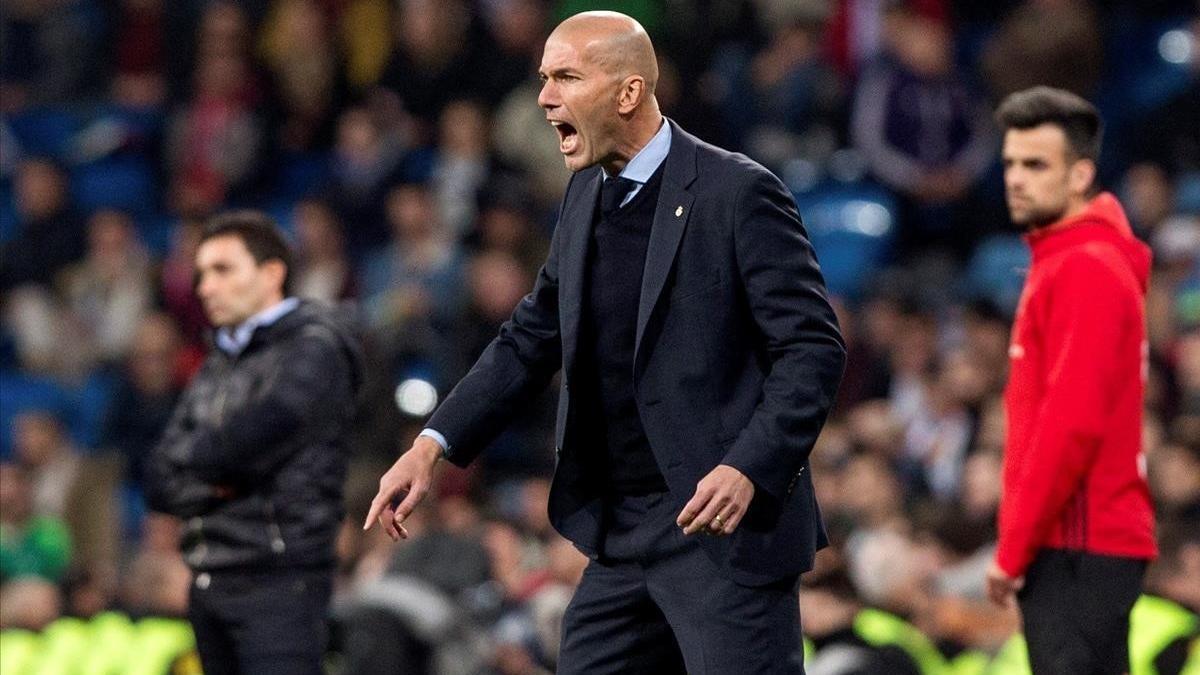 Zidane, con Garitano al fondo, grita durante el partido contra el Leganés