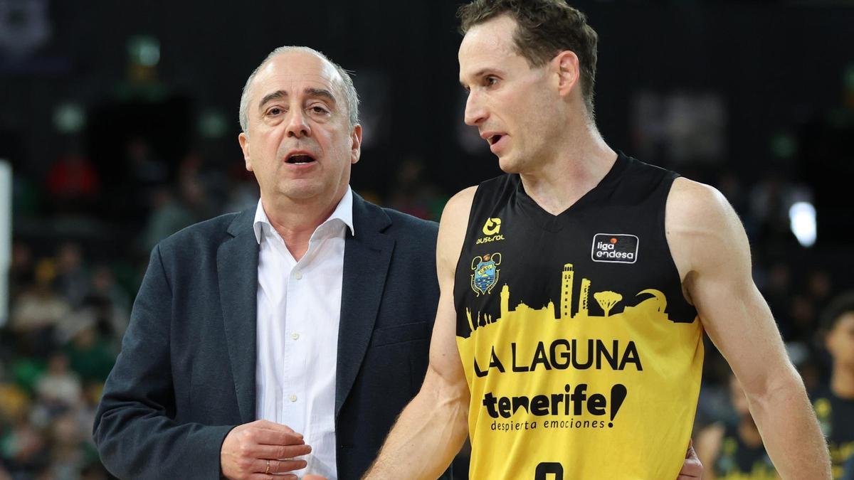 Txus Vidorreta dialoga con Marce Huertas camino de vestuarios en el descanso del Bilbao-Canarias.