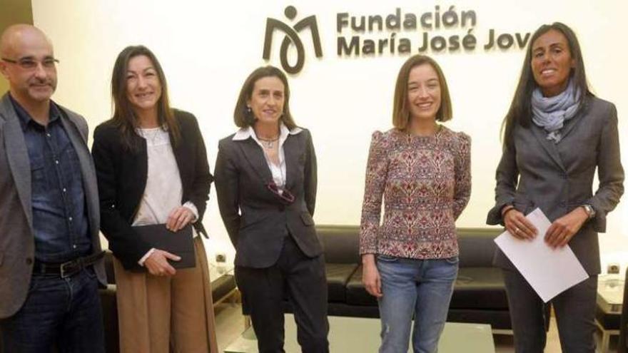 Felipa Jove (dcha.), con los expertos que desarrollarán el programa, ayer, en la sede de la Fundación.