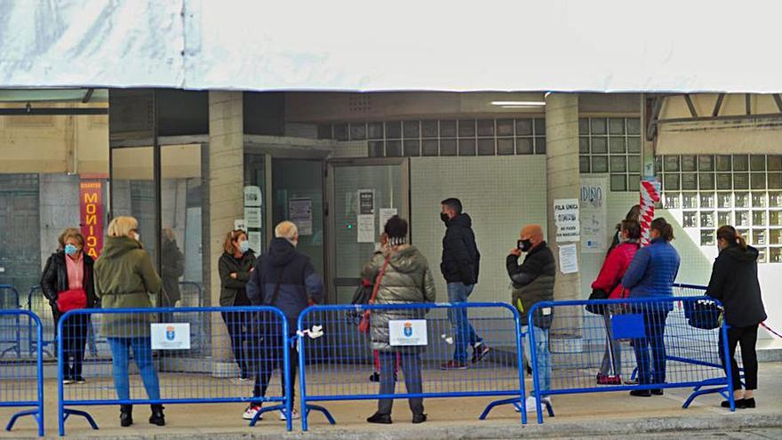 Colas de pacientes, ayer, para acceder al ambulatorio cambadés. |  / IA.