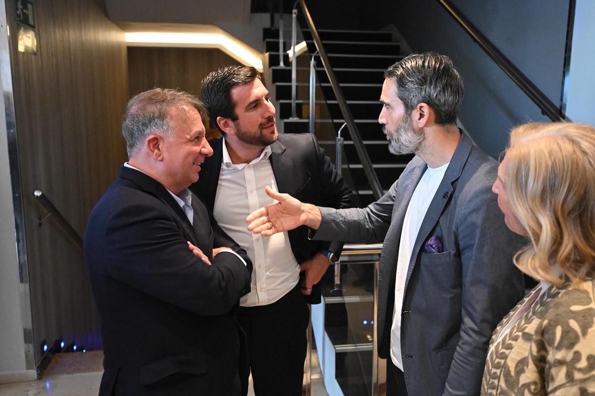 Los Riquelme, padre e hijo, dialogan con Fernando Sanz