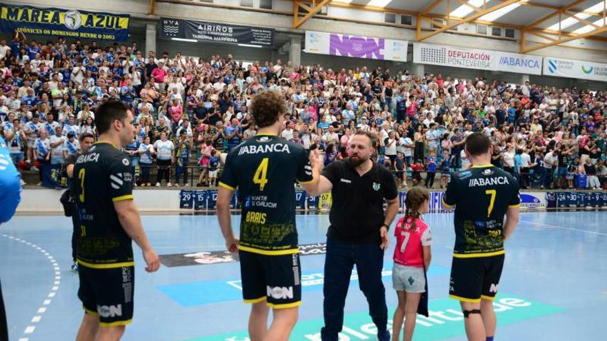 Nacho Moyano, en el centro, en el homenaje a la plantilla después del partido del domingo ante el Trops Málaga. |  // G.NÚÑEZ