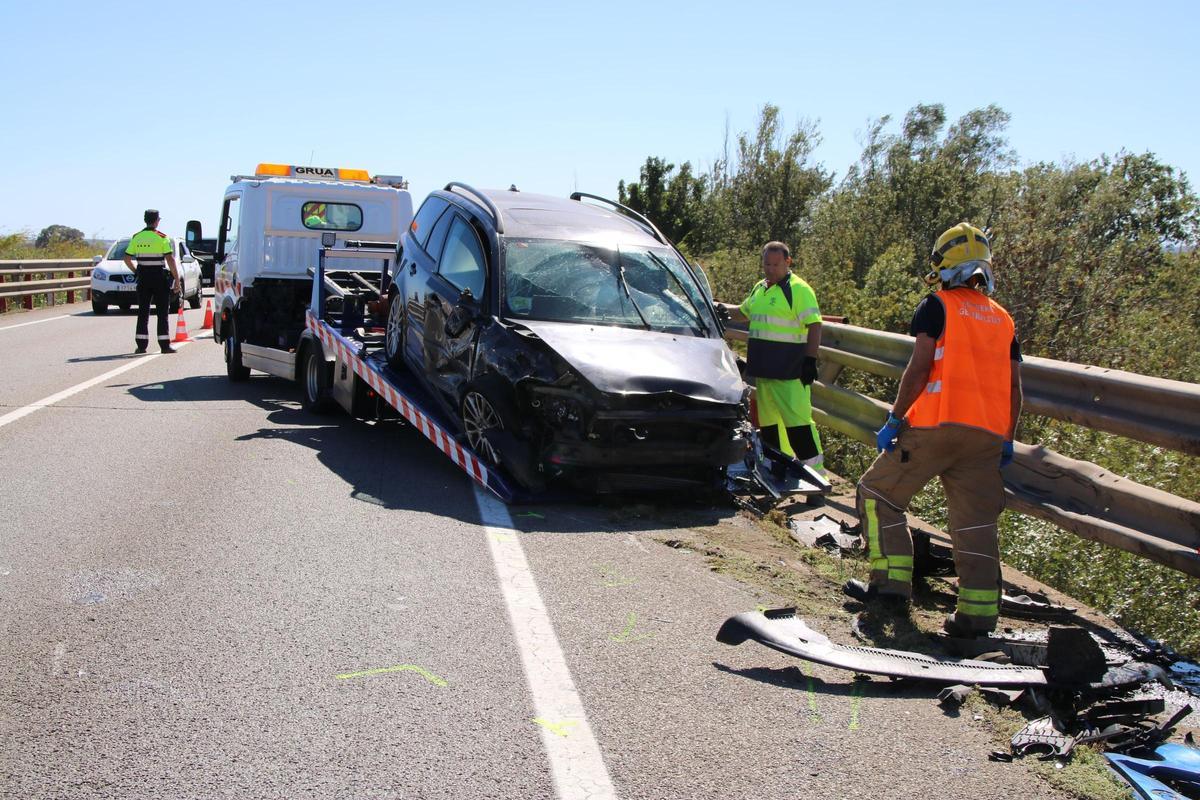 Un accident de trànsit a l'N-II al seu pas per Figueres, en una imatge d'arxiu.