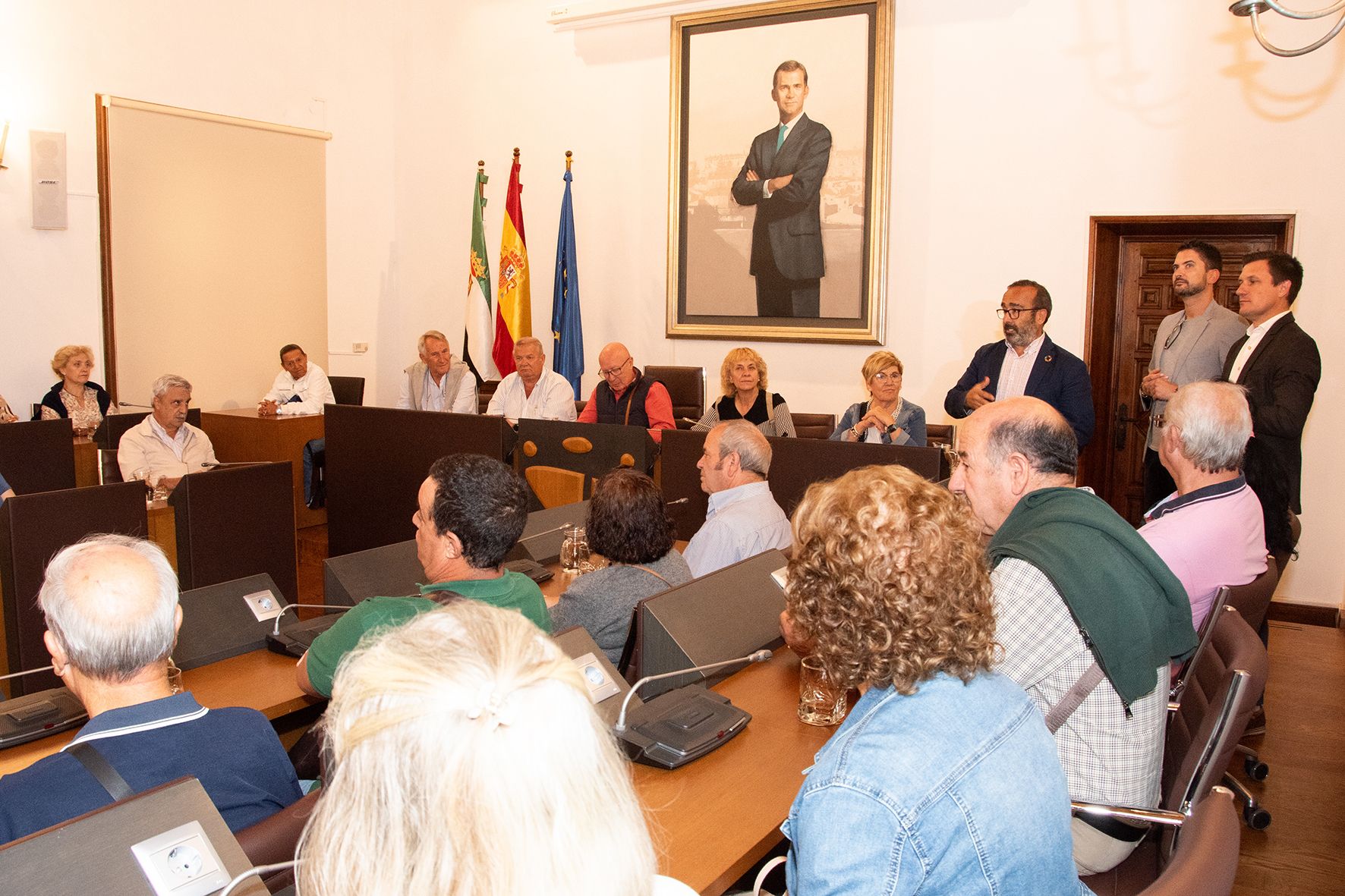 La Asociación de Mayores de Aldeacentenera celebra un pleno senior en la Diputación de Cáceres.