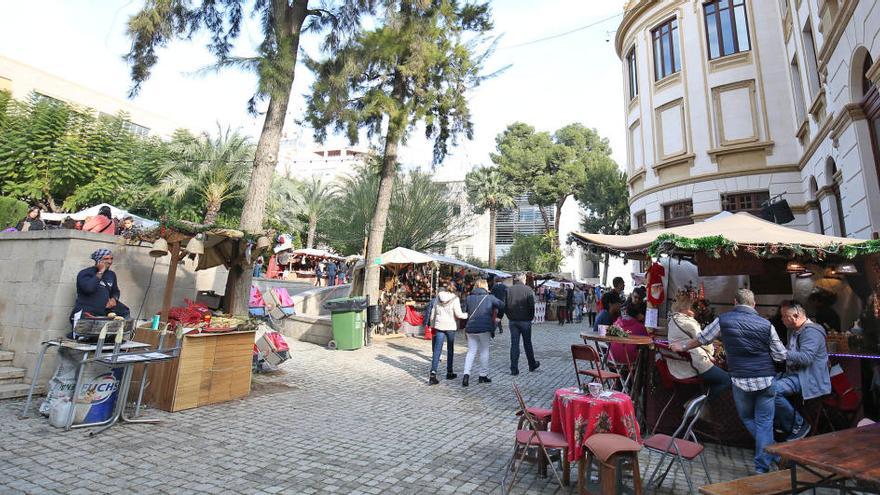 Ambiente en los jardines del Palacio Provincial