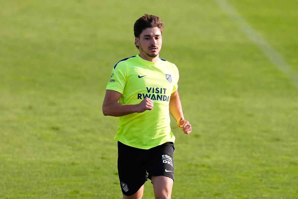 Julián Álvarez se ejercita bajo las órdenes del Cholo esperando a resolver su futuro