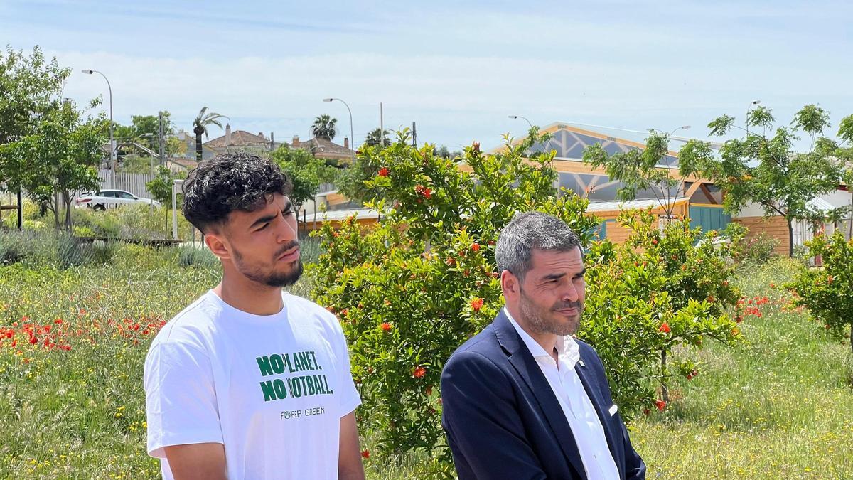 Chadi Riad junto a Rafael Muela en el Ecohuerto que el Real Betis tiene en la finca ecológica de Bioalverde