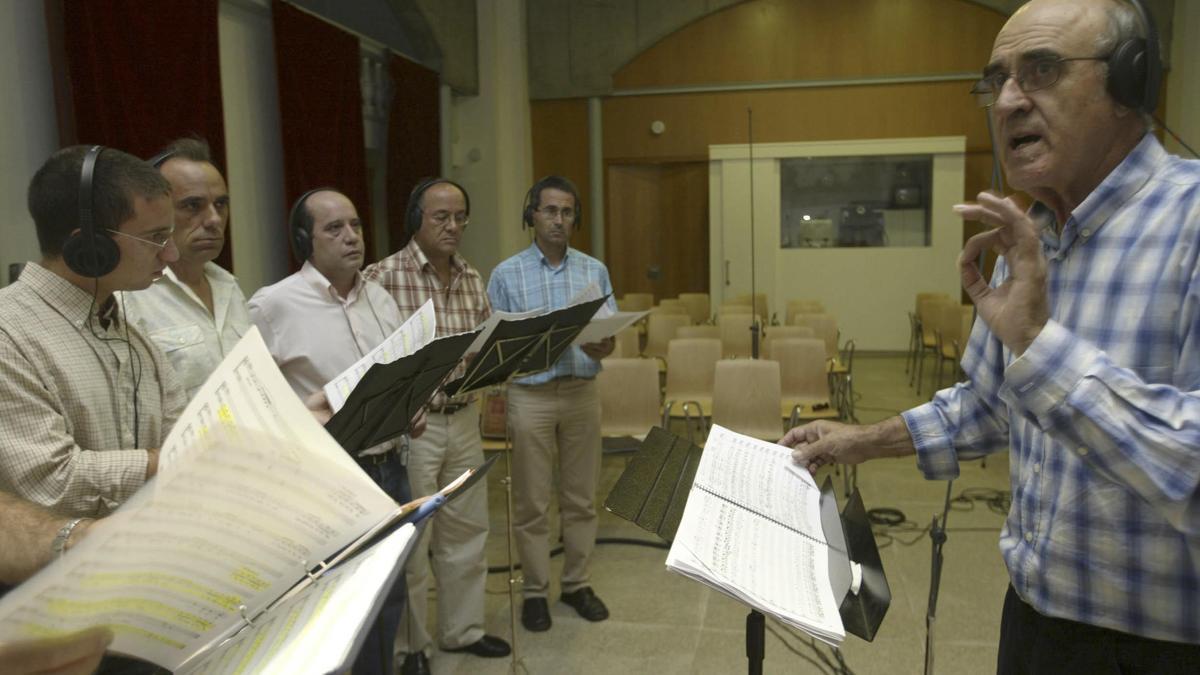 EL GRUPO ALOLLANO GRABA SU CUARTO DISCO EN LA BIBLIOTECA , CON DOCE CANCIONES POPULARES , MIGUEL MANZANO DIRIGE EL CORO