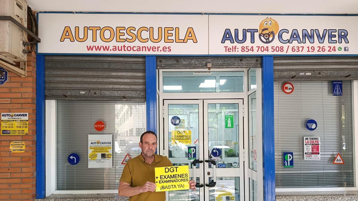Juan Segundo Mendoza en señal de protesta a las puertas de su autoescuela