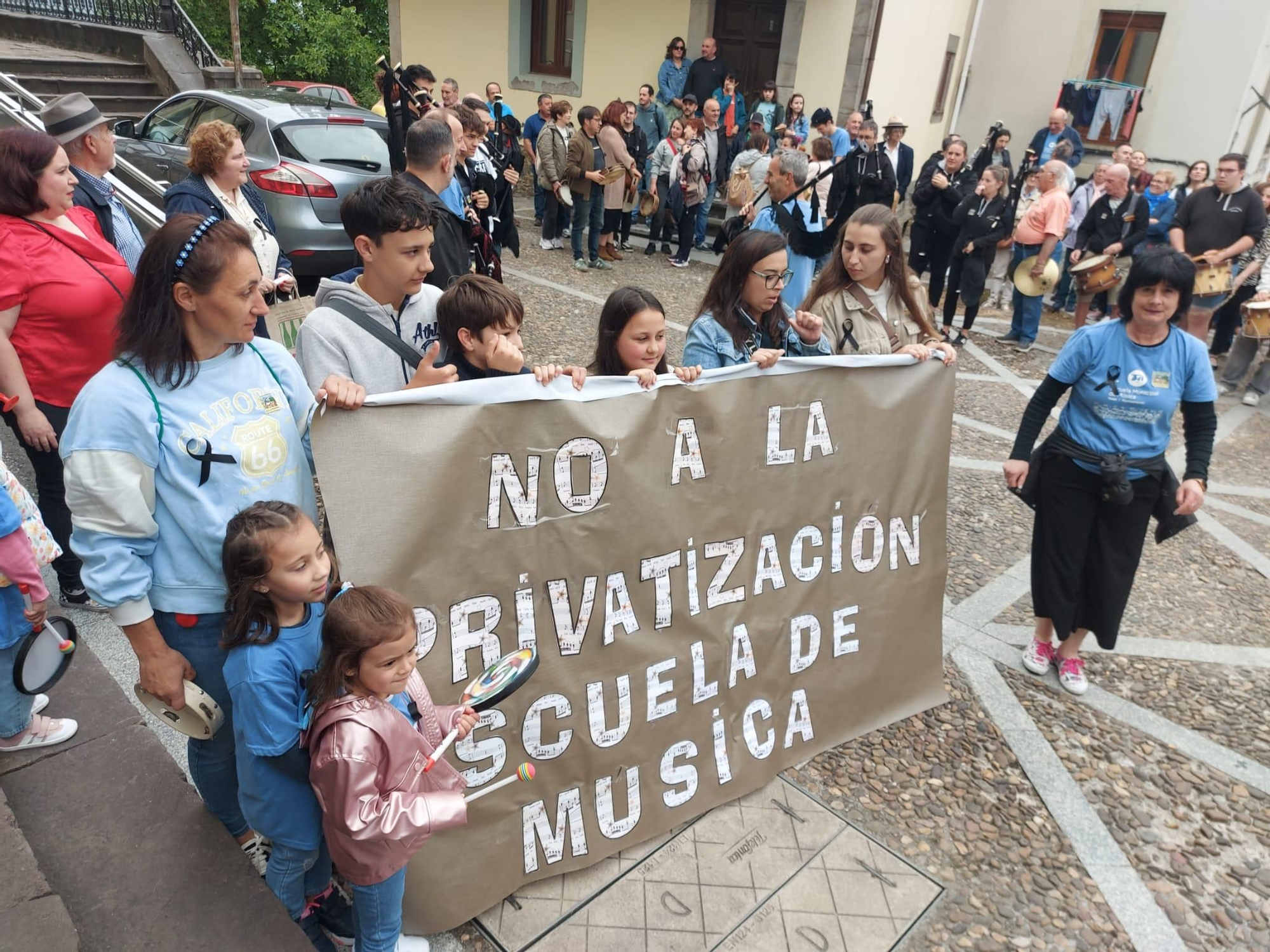 En imágenes: Así fue la manifestación contra el cierre de la Escuela de Música de Tineo