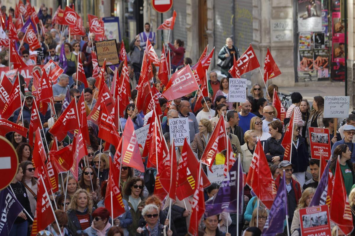 Valencia. Manifestación por los servicios sociales . Convocada por los dos sindicatos mayoritarios CCOO y UGT . Contra los recortes en política social . VLC