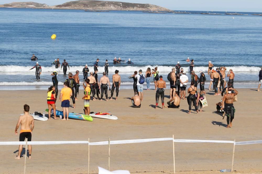 400 nadadores desafían a las aguas de Praia América. // Alba Villar