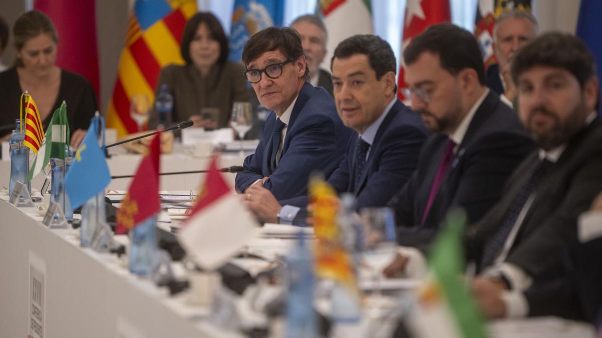 El presidente de la Generalitat de Catalunya, Salvador Illa, y el El presidente de la Junta de Andalucía, Juanma Moreno.