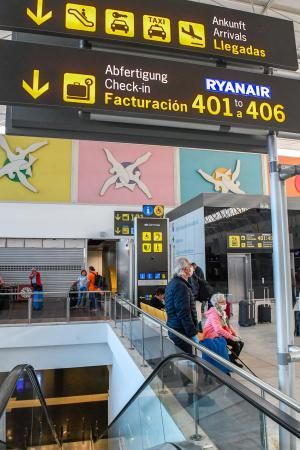 25-03-20  GRAN CANARIA. AEROPUERTO DE GRAN CANARIA. INGENIO TELDE. Ultimos turistas en salir y llegada de un vuelo desde Barcelona con tan solo once pasajeros. Efecto del Covid-19 en el Aeropuerto de Gran Canaria.  Fotos: Juan Castro.  | 25/03/2020 | Fotógrafo: Juan Carlos Castro