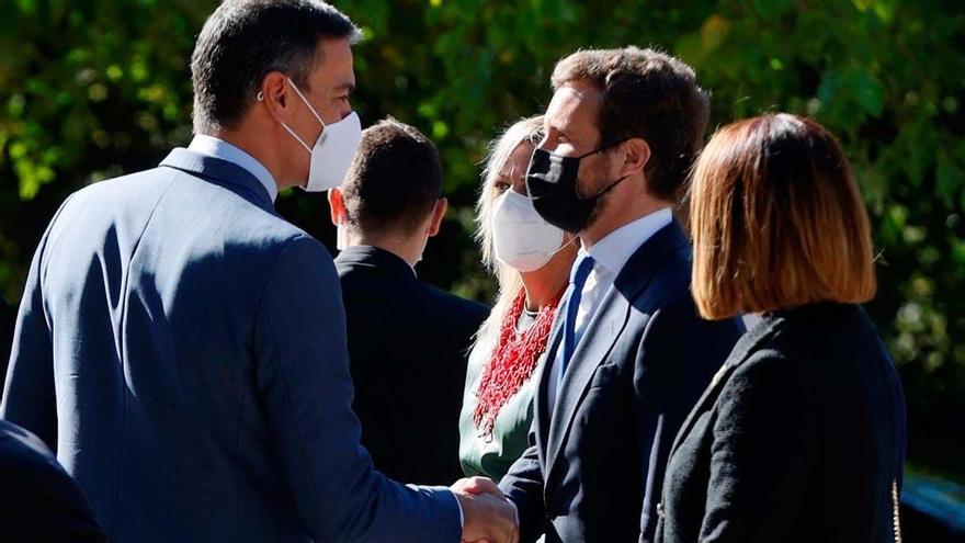 Pedro Sánchez saluda a Pablo Casado en un acte al monastir de Yuste