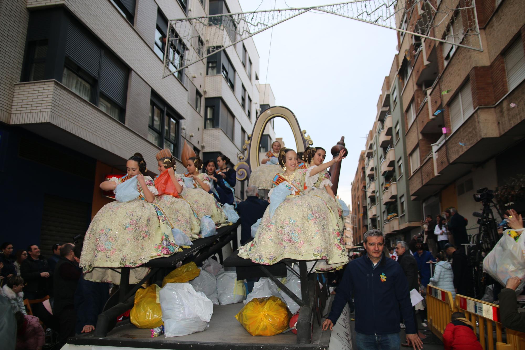 Búscate en las fotos del premio al Barri València en la cabalgata del Ninot infantil de Burriana