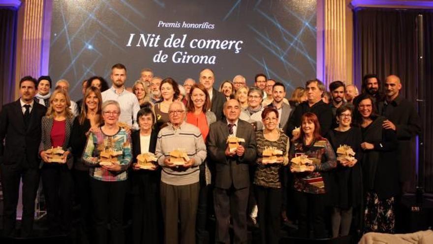 Els guardonats, ahir al vespre, en acabar l&#039;acte de la Primera nit del Comerç de Girona.