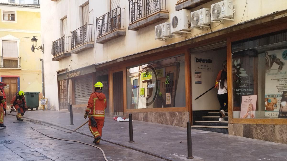 Los bomberos actúan en la antigua Perelló de Xàtiva.