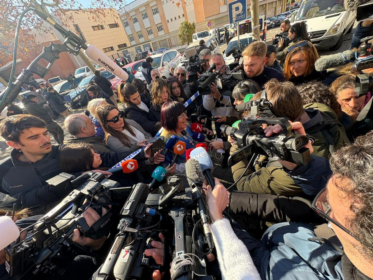 Aluvión de cámaras y micrófonos en el centro cívico de Poniente.