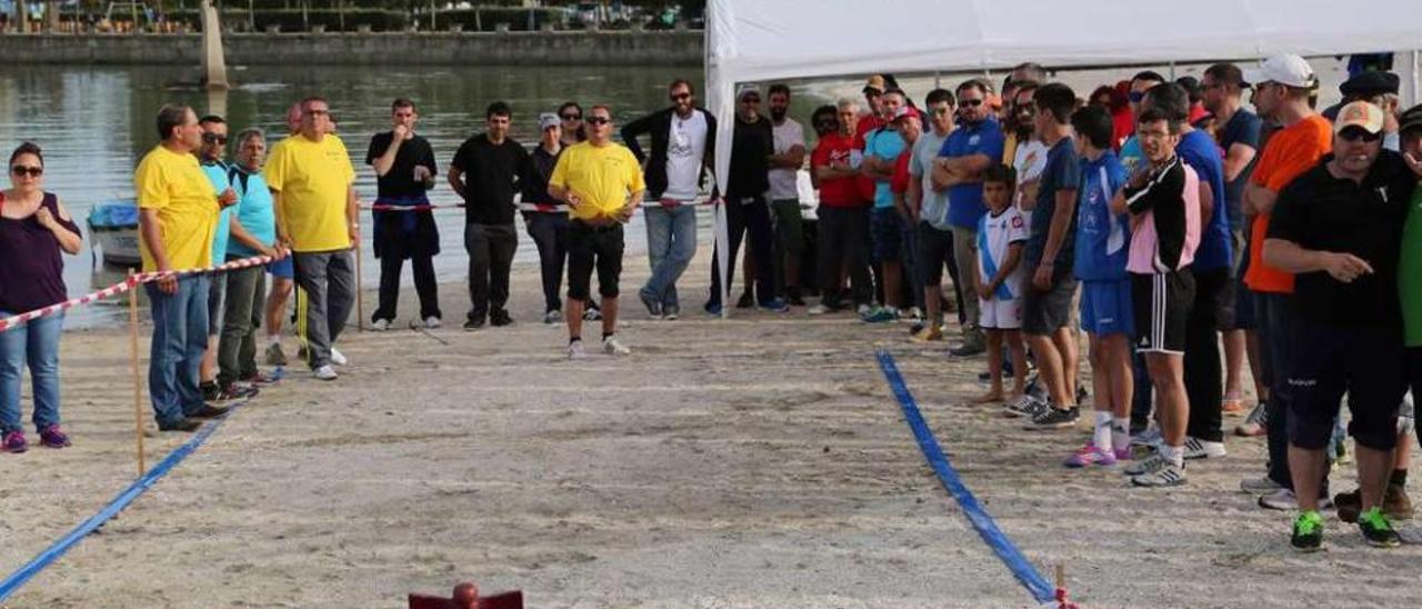 Un momento del campeonato de llave celebrado el año pasado en la playa de Peralto. // Muñiz