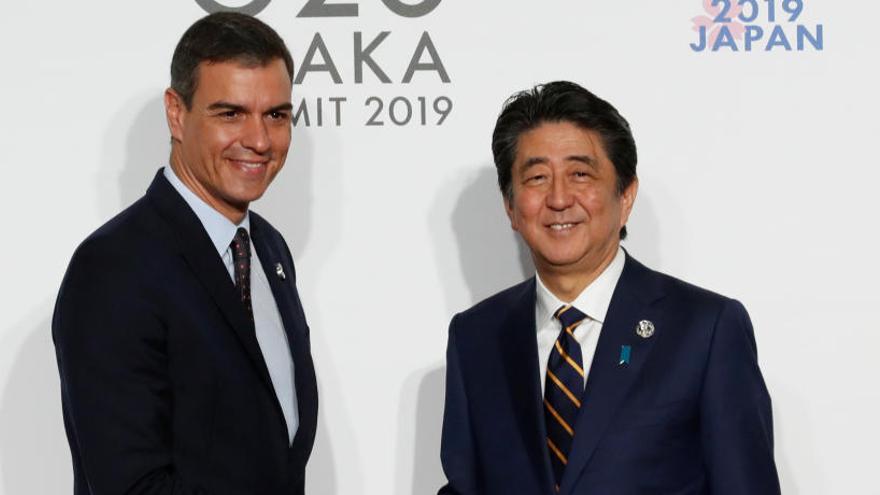 Pedro Sánchez estrenyent la mà amb el primer ministre de Japó, Shinzo
