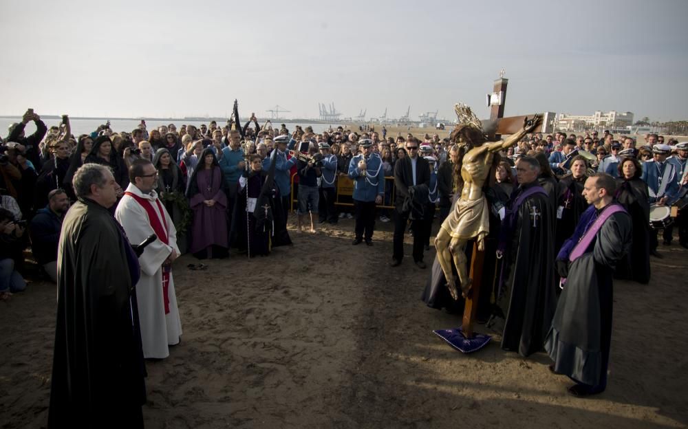 El Cristo del Salvador acude a la playa de València para rezar por los que han perdido la vida en el Mediterráneo.