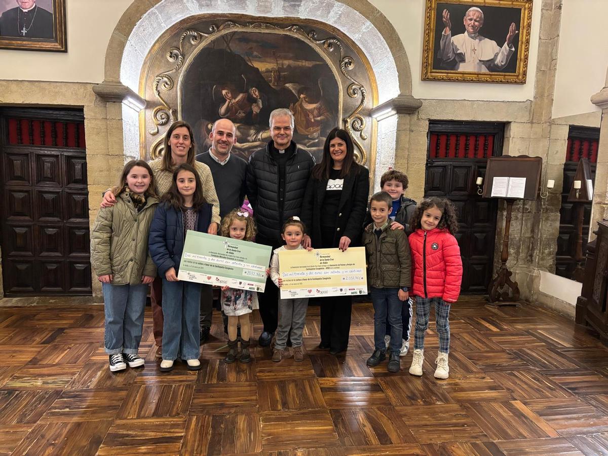 El momento de la entrega de los dos cheques