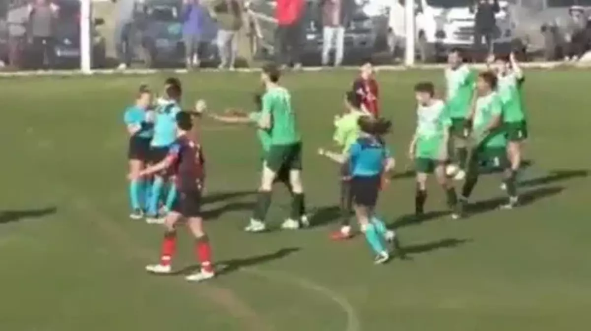 Vídeo | Brutal agressió d’un futbolista a una àrbitra a l’Argentina