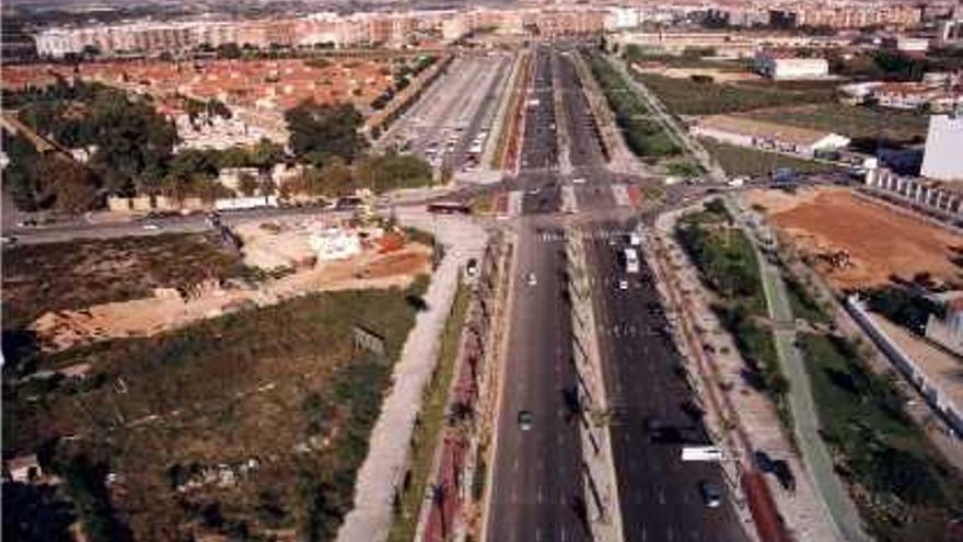 La avenida doctor Tomás Sala (bulevar Sur) con el cementerio (izqda) y San Marcelino enfrente.