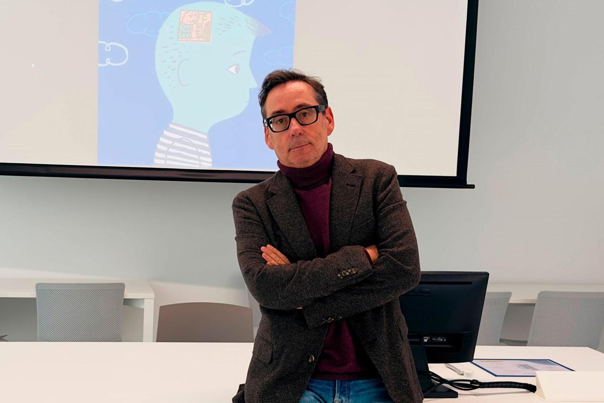 Francisco J. Carrero Barril es doctor en Psicología Evolutiva, profesor de la Facultad de Psicología y Logopedia de la Universidad de Málaga y especialista en los trastornos del neurodesarrollo y en las alteraciones de la comunicación y el lenguaje.