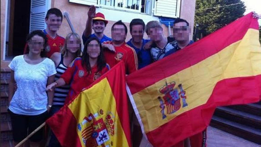 Fernández, en el centro, posa con el saludo fascista.