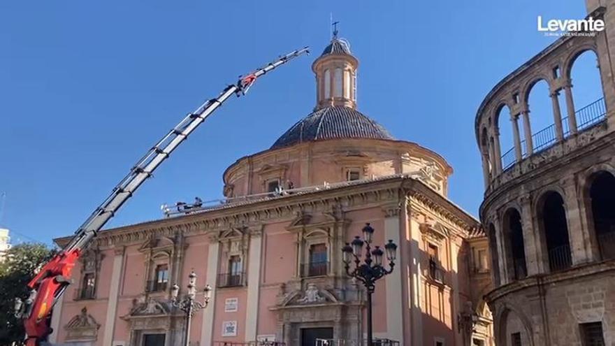 Vídeo: Retiran el toldo de la Plaza de la Virgen en València